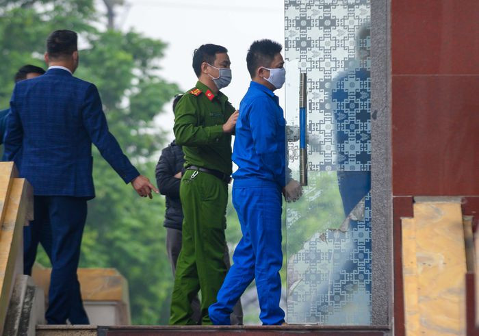 Ngoài vợ chồng Đường "Nhuệ", Tiến "Trắng", 4 bị cáo khác gồm Ninh Đức Lợi, Phạm Văn Úy, Nguyễn Khắc Nin và Quách Việt Cường cùng bị truy tố tội Cưỡng đoạt tài sản. 