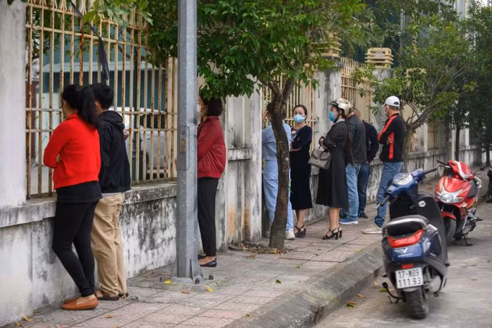 Bên ngoài cổng sau của tòa án, nhiều người thân của các bị cáo xuất hiện. Theo cáo trạng, từ cuối năm 2017 đến tháng 4/2020, Đường tự xưng là Chủ tịch Hiệp hội Tang lễ Thái Bình, dùng nhiều thủ đoạn để cưỡng đoạt tiền của 25 chủ cơ sở dịch vụ tang lễ ở tỉnh Thái Bình. Với mỗi ca hỏa táng, vợ chồng Đường cùng đàn em thu về 500.000 đồng.