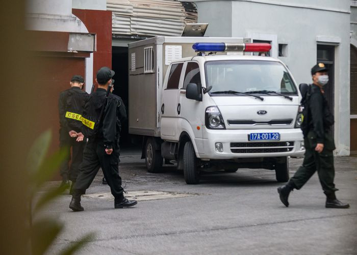 Khoảng 7h50, xe chở bị cáo Nguyễn Xuân Đường đến cổng sau của tòa án. Lực lượng chức năng che chắn, nhanh chóng đưa Đường "Nhuệ" vào phòng xử.