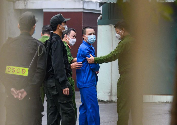 Bị cáo Bùi Mạnh Tiến (Tiến "Trắng", 26 tuổi, con nuôi Đường) được đưa đến trụ sở tòa án lúc 7h40. Tiến bị truy tố về tội Cưỡng đoạt tài sản.