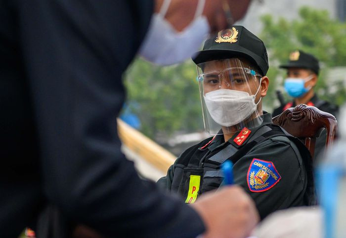 Theo ghi nhận của Zing, từ 7h, hàng chục CSCĐ đã có mặt để đảm bảo an ninh trật tự trong và ngoài tòa. Người có nhiệm vụ vào tòa án phải xuất trình giấy tờ có liên quan.