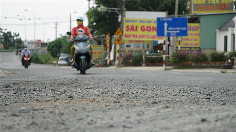 Trước vấn đề trên, ông Lê Quang Trung - Phó Chủ tịch UBND tỉnh Vĩnh Long đã ký văn bản kiến nghị Bộ GTVT xem xét ưu tiên nguồn vốn sớm đầu tư nâng cấp QL54 đoạn đi qua địa phận tỉnh Vĩnh Long trong năm đầu kế hoạch đầu tư công trung hạn giai đoạn 2021-2025.