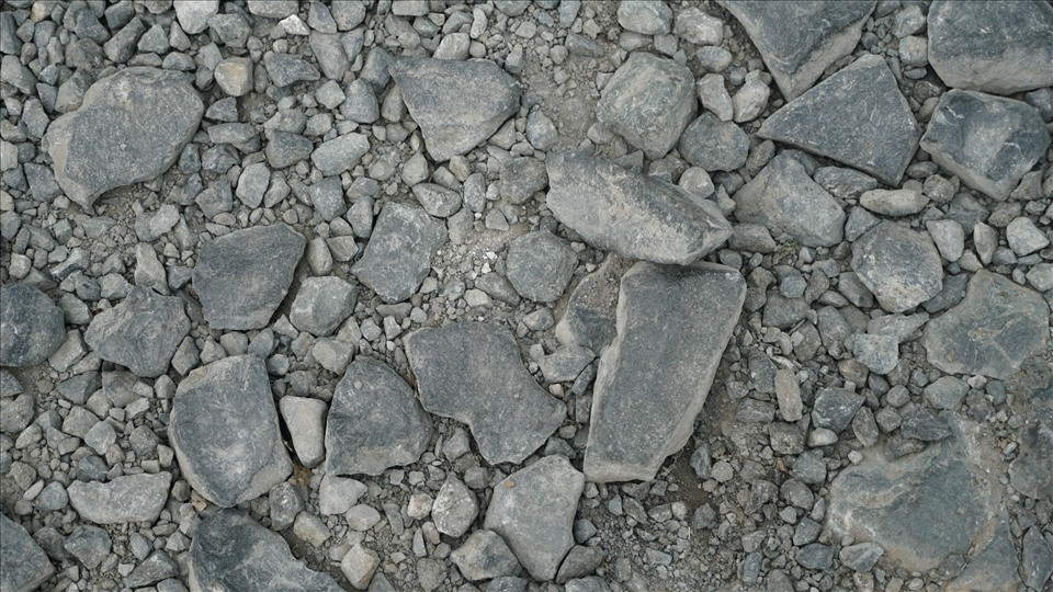 Thậm chí, nhiều chỗ xuất hiện những viên đá to bằng bàn tay.