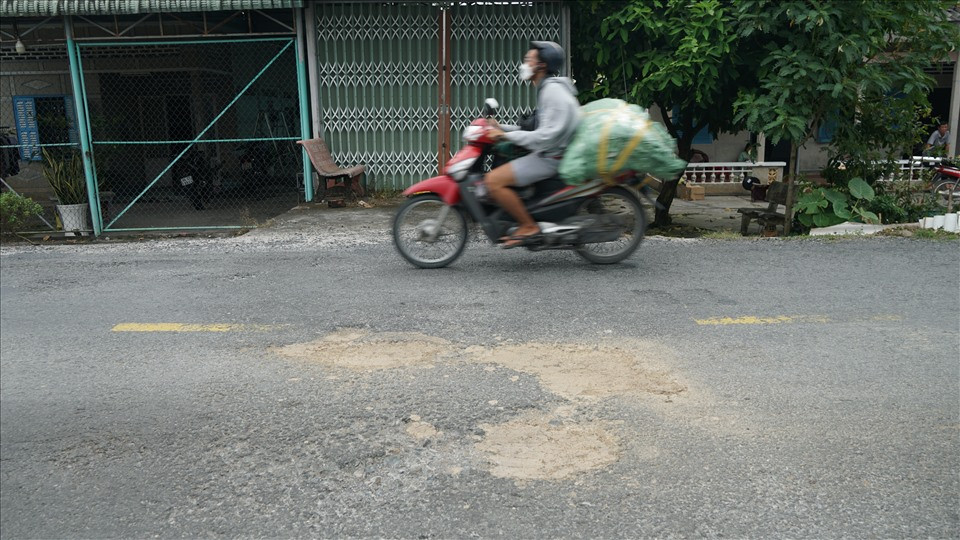 Nhiều ổ gà được chắp vá bằng đất, sỏi, có những chỗ đã thành hàm ếch.