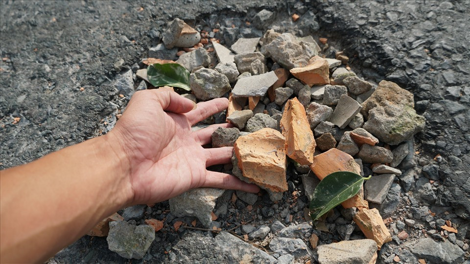 Theo người dân địa phương, do thấy đường xuất hiện quá nhiều ổ gà mà mãi không thấy cơ quan chức năng vào cuộc nên đành lấy đất, sỏi vá tạm để tránh những va chạm không đáng có.