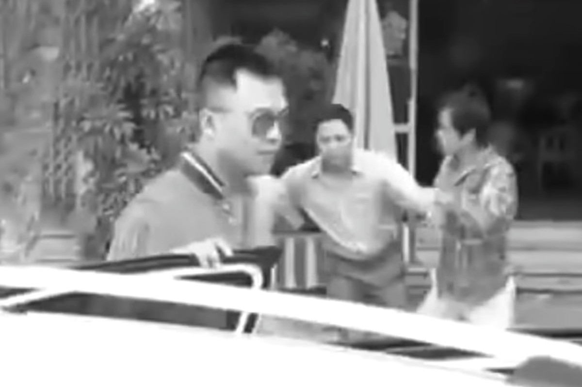 Để giải quyết mâu thuẫn và ấm ức, Chinh dựng lên “màn kịch” làm ra vẻ thông cảm với anh Nhường, nhưng bên trong âm thầm nhờ “bạn tình” là Dương Quang Thái tìm người hạ độc thủ anh Nhường. Trên thực tế, Thái và Chinh đã quan hệ tình ái với nhau từ năm 2003, đến năm 2006 Thái đi lấy vợ thì họ mới chấm dứt.