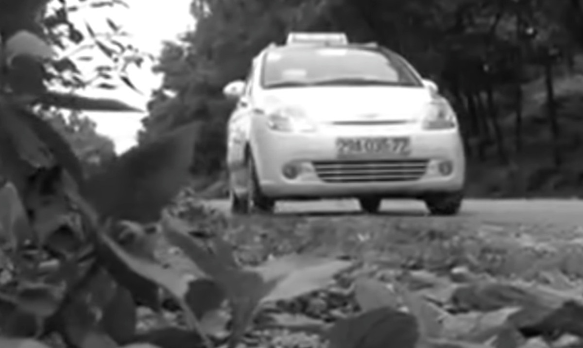 Sau khi bắt anh Nhường lên chiếc taxi và ép uống chất Cyanid khiến nạn nhân tử vong, các đối tượng đưa thi thể nạn nhân vứt xuống vệ đường ở xã Minh Phú, huyện Sóc Sơn rồi bỏ đi như không có chuyện gì xảy ra.