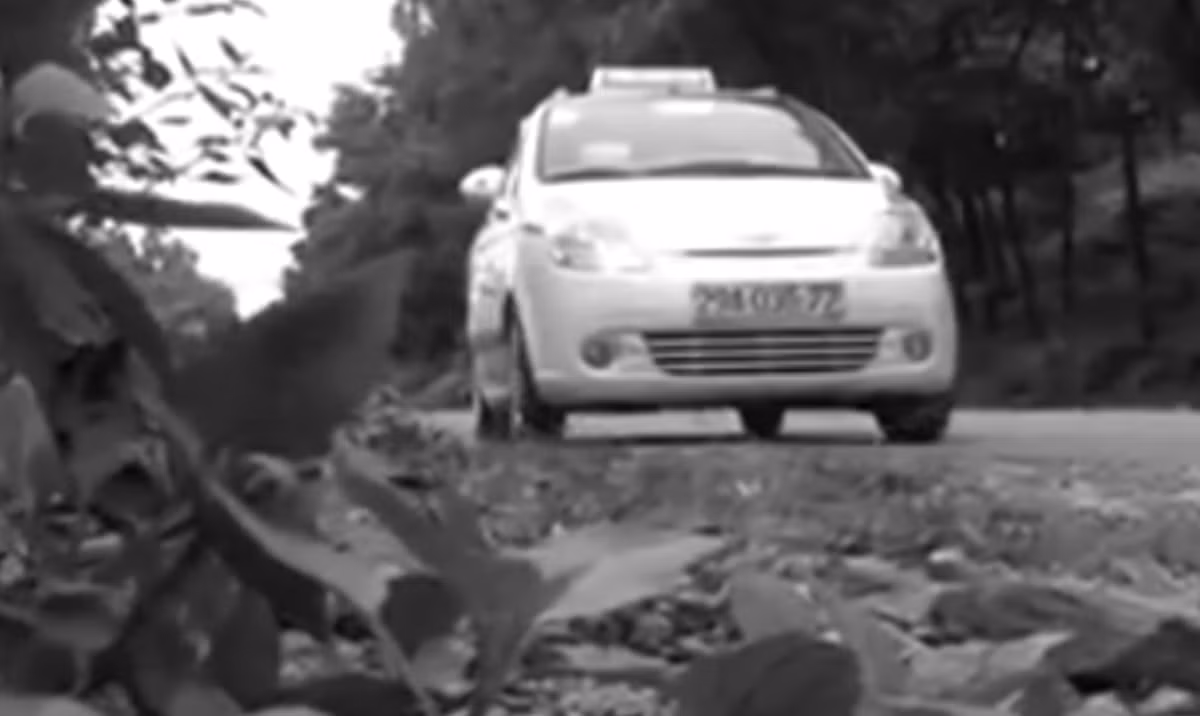 Sau khi bắt anh Nhường lên chiếc taxi và ép uống chất Cyanid khiến nạn nhân tử vong, các đối tượng đưa thi thể nạn nhân vứt xuống vệ đường ở xã Minh Phú, huyện Sóc Sơn rồi bỏ đi như không có chuyện gì xảy ra.