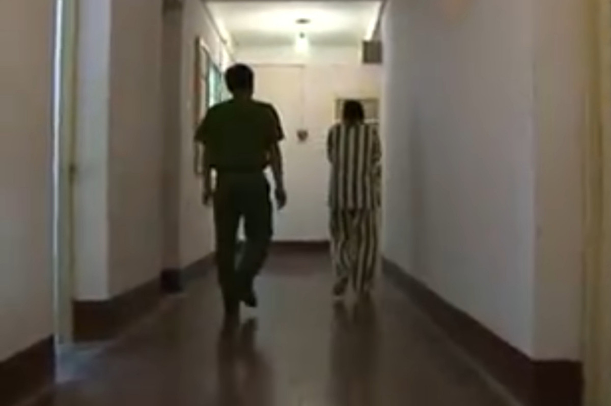 Nguyễn Thị Chinh là một người mẹ kế có tâm địa độc ác, đã lừa dối người chồng bạc mệnh và đang tâm sát hại con chồng một cách dã man. Tội ác sẽ phải trả giá, nhưng cao hơn một bản án nghiêm khắc là tù chung thân mà pháp luật dành cho, còn có tòa án lương tâm sẽ lục vấn Nguyễn Thị Chinh suốt quãng đời còn lại.