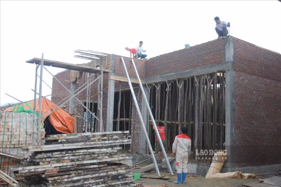 Các hộ dân trong khu vực di dời phục vụ dự án cũng đang chuyển đến xây dựng và sinh sống tại khu tái định cư. Ước tính trong khu vực bị ảnh hưởng do dự án sân bay Sa Pa, khoảng gần 700 hộ dân sẽ phải di dời đến khu tái định cư này.