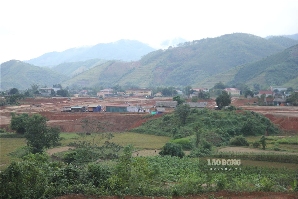 Đến tháng 4.2020, khu tái định cư cảng hàng không Sa Pa bắt đầu được triển khai xây dựng. Công trình có tổng mức đầu tư 409,9 tỉ đồng, trong đó chi phí xây dựng là 221,5 tỉ đồng, chi phí giải phóng mặt bằng là 139,5 tỉ đồng, còn lại là các chi phí khác.