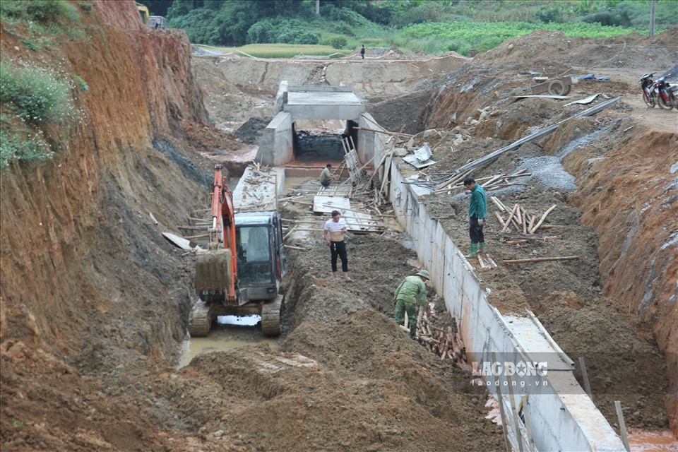 Ngoài ra, các hạng mục xây dựng tuyến đường tránh tỉnh lộ 151C với chiều dài 7,56km, các khu vực cống thải, cống thoát nước cũng đang được đơn vị thi công đẩy nhanh tiến độ.
