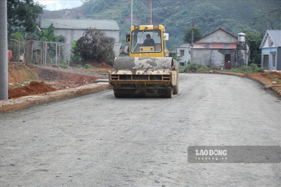 Các tuyến đường trong khu sản xuất và khu tái định cư với tổng chiều dài 12,88km cũng đang được lu mặt bằng, dải asphalt.