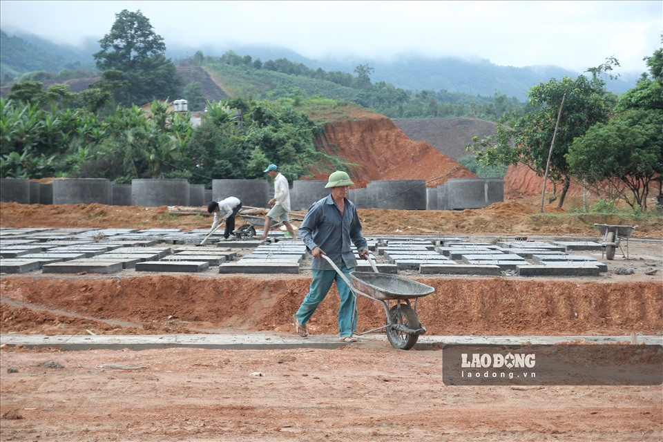 Để đảm bảo tiến độ, các đơn vị thi công cũng tăng cường thêm nhiều trang thiết bị máy móc, nhân lực. Hiện có khoảng 180-300 công nhân trải đều các hạng mục của công trình đang thực hiện nhiệm vụ.