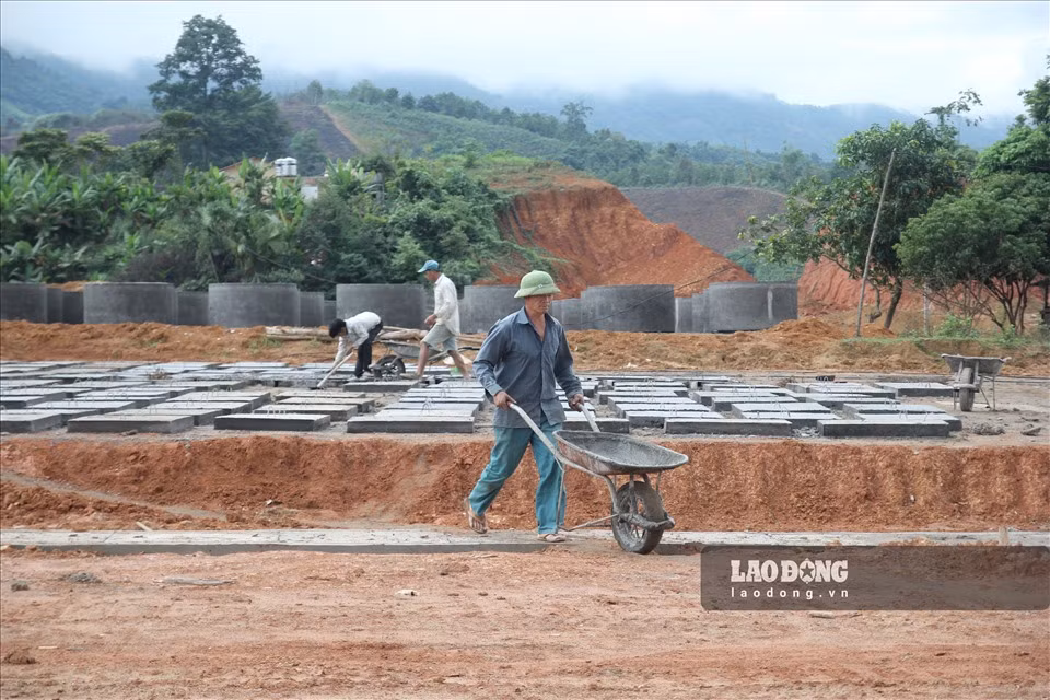 Để đảm bảo tiến độ, các đơn vị thi công cũng tăng cường thêm nhiều trang thiết bị máy móc, nhân lực. Hiện có khoảng 180-300 công nhân trải đều các hạng mục của công trình đang thực hiện nhiệm vụ.