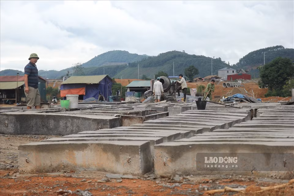 Đi khắp công trường, các công nhân đang tất bật thi công những hạng mục còn lại của khu tái định cư như xây dựng hệ thống cấp thoát nước, cấp điện, hệ thống đường xung quanh, ông Bùi Văn Trọng – Giám đốc Công ty TNHH MTV Đầu tư xây dựng Hoàng Nguyên (đơn vị thi công) cho biết.