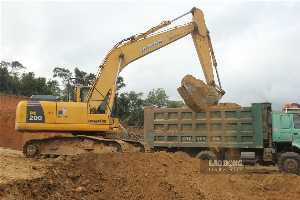 Đến thời điểm hiện tại, khu tái định cư đã hoàn thành 65% tiến độ công trình. Dự tính bàn giao lại cho dự án cảng hàng không Sa Pa thực hiện giai đoạn 2 vào quý I.2022. Trên công trường, các đơn vị thi công đang khẩn trương giải phóng mặt bằng, san lấp theo đúng quy hoạch.