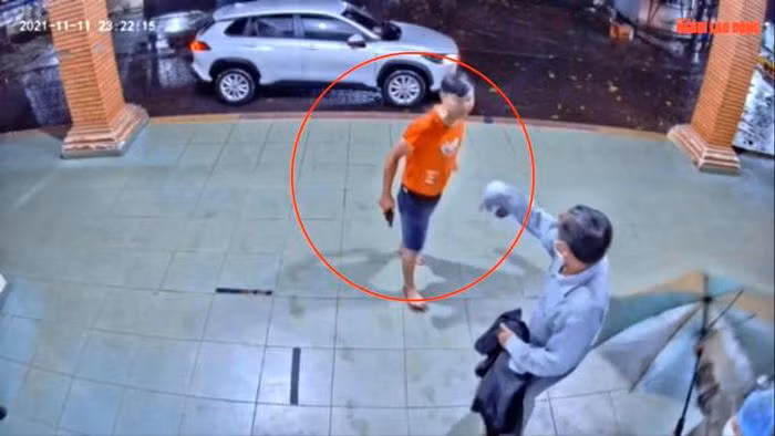  Tạm đình chỉ cán bộ công an huyện rút súng: Công an tỉnh Lâm Đồng đã đình chỉ công tác cán bộ công an Nguyễn Duy Ngọ (SN 1990, đang công tác tại Công an huyện Lâm Hà) để làm rõ việc cán bộ này rút súng chĩa vào nhân viên y tế khi đưa người nhà đi cấp cứu. Nguyên nhân vụ việc được cho là con của Ngọ bị sặc sữa phải đưa đi cấp cứu, do vội nên không đeo khẩu trang và nóng ruột dẫn đến mất bình tĩnh.