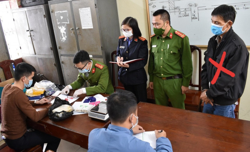  Vận chuyển ma túy từ miền Trung ra Hà Nội: Công an tỉnh Ninh Bình đang điều tra, xử lý đối tượng Nguyễn Khuê (SN 1974), trú tại thị trấn Văn Điển, huyện Thanh Trì, TP Hà Nội về hành vi vận chuyển trái phép chất ma túy. Trước đó, Phòng Cảnh sát hình sự kiểm tra ba lô của Khuê, phát hiện có túi nilon màu đen bên trong giấu 6.200 viên ma túy tổng hợp và 1,1 kg ma túy.