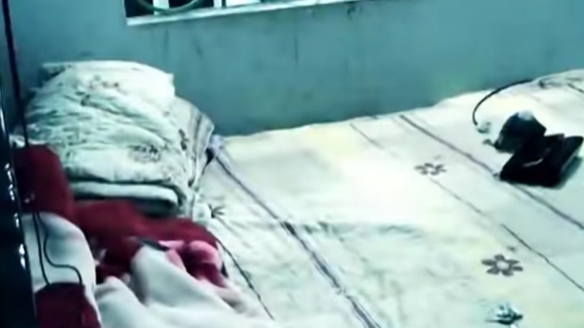 Sau khi thực hiện hành vi hiếp dâm, hắn lục soát nhà lấy đi một dây chuyền bạc, nhẫn vàng, điện thoại và dùng dao ép chị mở ví lấy đi hơn 2 triệu đồng rồi nhanh chóng tẩu thoát.