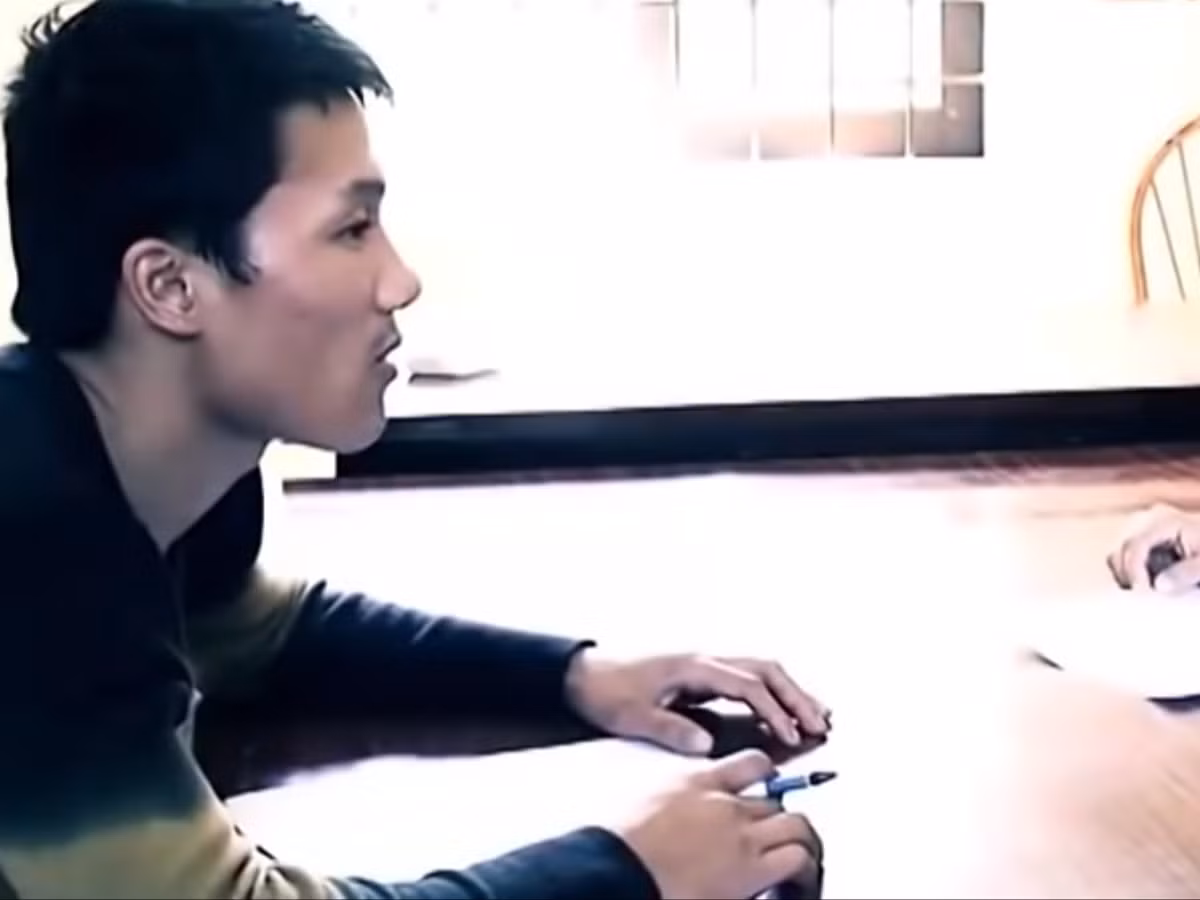 Là một thanh niên ham chơi từ nhỏ, bản thân ra tù, vào trại 2 lần nên hắn có rất nhiều mối quan hệ, cả bạn trong tù lẫn bạn chơi bời. Các trinh sát phát hiện Thông có bạn gái làm ăn ở TP. Việt Trì (Phú Thọ) và xác định Thông đã có mặt tại đây. Nhưng bạn gái của Thông cho biết hắn đã nhanh chóng rời đi sau khi gặp gỡ. 