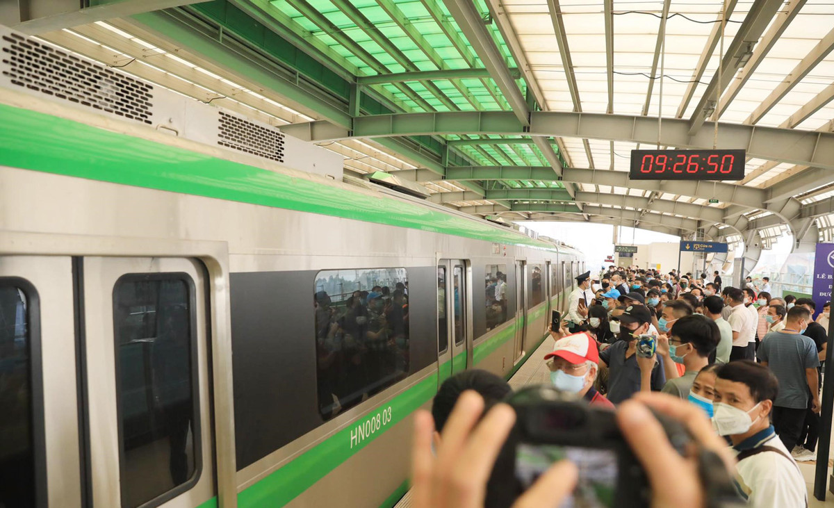  Tàu điện Cát Linh – Hà Đông chính thức vận hành: Sau nhiều lần bị trì hoãn, sáng 6/11, dự án đường sắt đô thị Cát Linh - Hà Đông đã chính thức được bàn giao để đưa vào vận hành khai thác. 