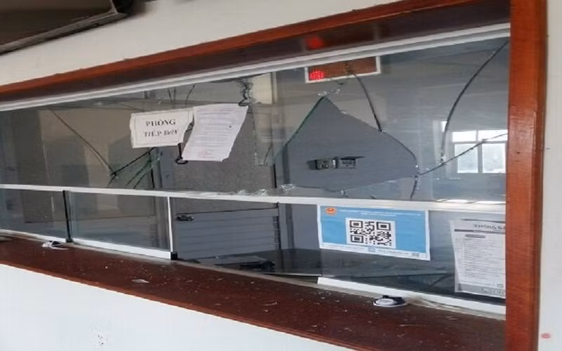  Đập phá bệnh viện dã chiến: Bệnh viện dã chiến Chân Mây (huyện Phú Lộc, tỉnh Thừa Thiên - Huế) cho biết, lực lượng công an đang làm việc với nhóm thanh niên có hành vi đập phá đồ đạc tại bệnh viện sáng cùng ngày. Trước đó, một nhóm 6 người đưa một bệnh nhân vào cấp cứu ở bệnh viện tuy nhiên bệnh viện đang điều trị bệnh nhân COVID-19, khu cấp cứu đã đóng cửa, không có người. Khi không thấy người thì đã đập phá đồ đạc.