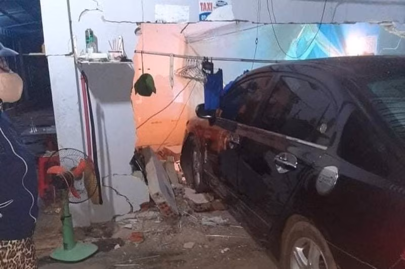  Ô tô tông chết bé gái 1 tháng tuổi trong nhà nghỉ: Công an tỉnh Bình Phước xác nhận có vụ tai nạn làm chết một bé gái hơn 1 tháng tuổi đang ngủ tử vong trong một nhà nghỉ ở xã Tân Tiến, huyện Bù Đốp. Cú tông mạnh khiến một bức tường bị đổ sập, gạch đá rơi xuống đè lên người bé gái hơn 1 tháng tuổi (con gái chủ nhà nghỉ) đang nằm trên võng.