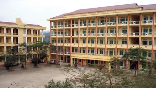  Lào Cai: Ngày 23/11, Sở GD&amp;ĐT Lào Cai cho phép trường THPT số 1 Bảo Thắng dừng tổ chức dạy học và các hoạt động giáo dục trực tiếp tại trường, chuyển sang hình thức trực tuyến từ ngày 24/11 đến khi có thông báo mới. Quyết định này đưa ra sau khi giáo viên, học sinh trường này tiếp xúc với công dân thuộc diện F0, F1.