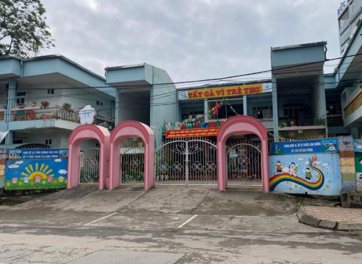 Trước đó, trong 2 ngày 24 và 25/11, UBND huyện Thạch An, thành phố Cao Bằng cũng quyết định cho học sinh các trường mầm non, tiểu học, THCS, cơ sở giáo dục mầm non tư thục tạm dừng đến trường. Tương tự, tại huyện Bảo Lâm, học sinh thuộc 25 trường học từ cấp mầm non đến cấp THCS cũng tạm nghỉ học trực tiếp.