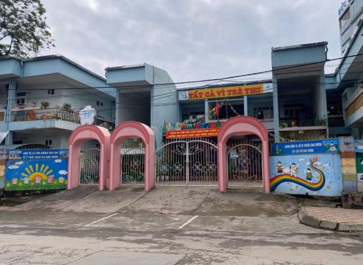 Trước đó, trong 2 ngày 24 và 25/11, UBND huyện Thạch An, thành phố Cao Bằng cũng quyết định cho học sinh các trường mầm non, tiểu học, THCS, cơ sở giáo dục mầm non tư thục tạm dừng đến trường. Tương tự, tại huyện Bảo Lâm, học sinh thuộc 25 trường học từ cấp mầm non đến cấp THCS cũng tạm nghỉ học trực tiếp.