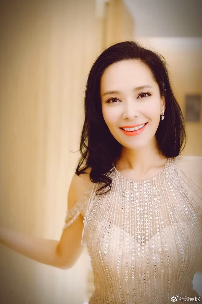 Chuyen tinh 10 nam hanh phuc cua nang hoa hau lay chong kem tuoi-Hinh-4