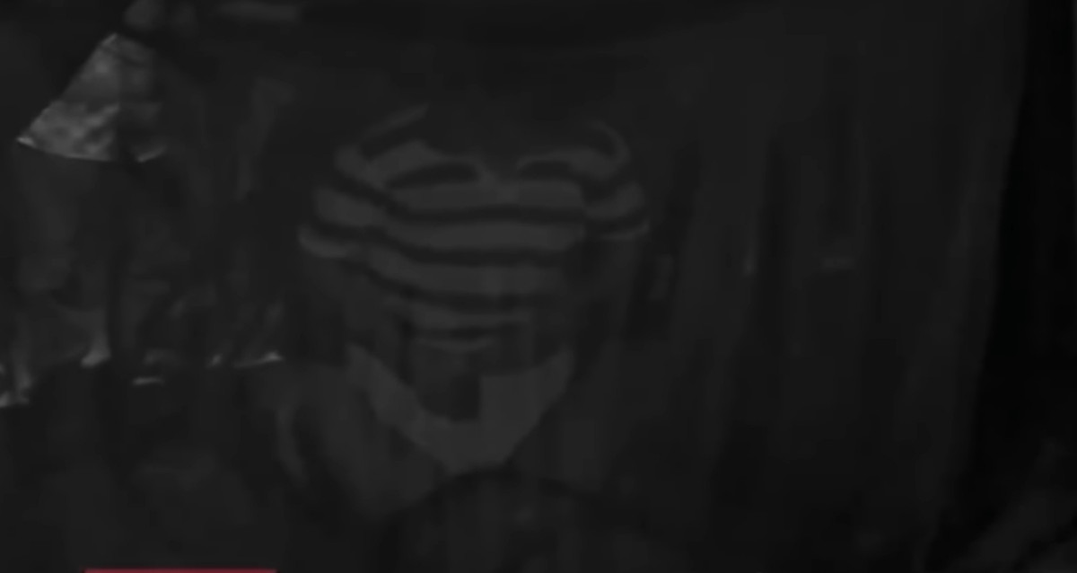 Bị đâm ngay cổ, nạn nhân bị chảy nhiều máu. Ngửi mùi máu tanh nên Chí hoảng sợ, bỏ đi ra ngoài. Nhưng ngay sau đó, đã quay trở lại, dỡ mùng nạn nhân chui vào, lục tìm tài sản trong người nạn nhân không thấy, Chí thực hiện hành vi giao cấu với nạn nhân, rồi mới bỏ đi.