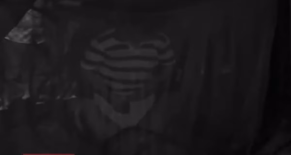 Bị đâm ngay cổ, nạn nhân bị chảy nhiều máu. Ngửi mùi máu tanh nên Chí hoảng sợ, bỏ đi ra ngoài. Nhưng ngay sau đó, đã quay trở lại, dỡ mùng nạn nhân chui vào, lục tìm tài sản trong người nạn nhân không thấy, Chí thực hiện hành vi giao cấu với nạn nhân, rồi mới bỏ đi.