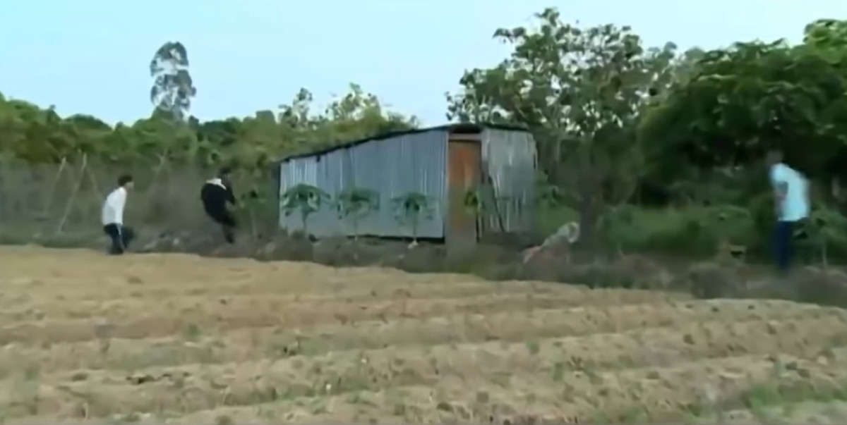 Theo lời khai của Chí, vào chiều tối ngày 21/3/2012, sau khi đã uống rượu, hắn đến nhà người quen chơi. Đến khoảng 21 giờ cùng ngày, trên đường đi về nhà, Chí nghĩ bản thân làm bốc vác không có nhiều tiền để ăn xài nên nảy sinh ý định đi cướp tài sản.