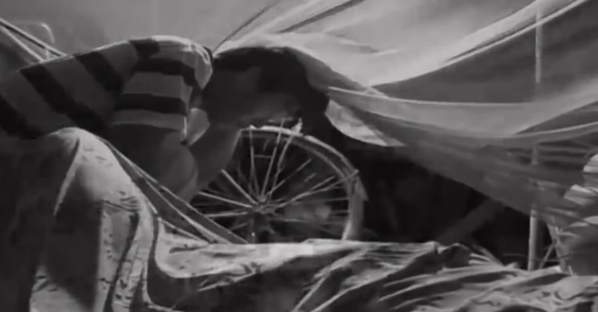 Khi đi đến khu vực bờ kè chợ Đường Thét, Chí nhìn thấy trong chỗ bán dừa có giăng mùng ngủ. Nghĩ là người bán hàng ngủ lại tại chợ sẽ có tài sản, Chí dỡ mùng chui vào thấy 1 người đắp mền ngủ, liền cầm dao đâm vào cổ nạn nhân, rồi lấy mền trùm lên mặt nạn nhân, đến khi nạn nhân không còn vùng vẫy thì mới buông ra. 