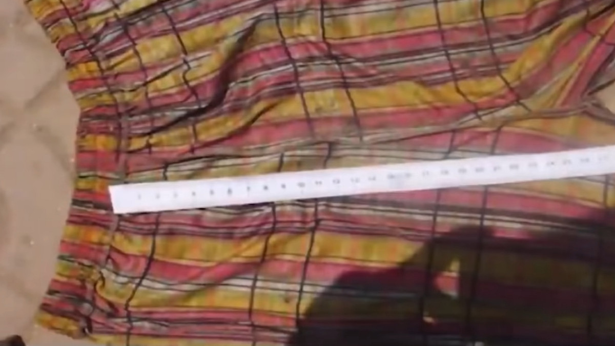 Xung quanh hiện trường vụ án, công an phát hiện 1 loại quần nữ màu đỏ, vàng đen, sọc ô vuông được lộn trái từ trên xuống có vết máu, đặc biệt không tìm thấy tiền bán dừa của nạn nhân.