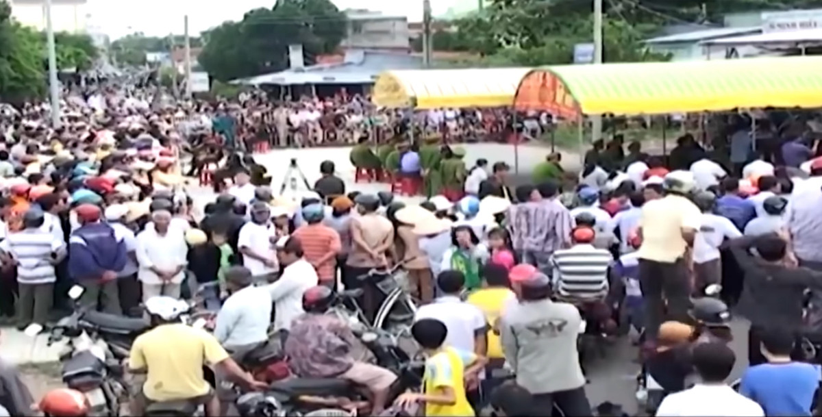 Thẩm phán chủ tọa Bùi Phước Lộc nhận định bị cáo Trần Thanh Chí thực hiện hành vi phạm tội một cách dã man, tước đoạt trái pháp luật mạng sống của bị hại nhằm mục đích cướp tài sản, khi không có tài sản, bị cáo tiếp tục phạm tội hiếp dâm người đáng tuổi bà mình, để thỏa mãn dục vọng thấp hèn. Hành vi phạm tội của bị cáo thuộc trường hợp đặc biệt nghiêm trọng, mất hết tính người, do đó cần phải loại bỏ vĩnh viễn khỏi xã hội.