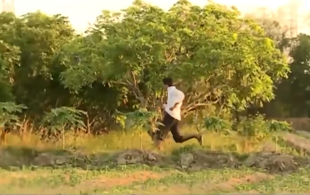 Sau nhiều tiếng đồng hồ truy vết, công an nhận được sự phối hợp của quần chúng nhân dân khi có tin báo về một đối tượng có ngoại hình giống Trần Thanh Chí đang ẩn náu tại ấp 6, xã Ba Sao, các trinh sát lập tức vây giáp, chuẩn bị phương án bắt giữ.