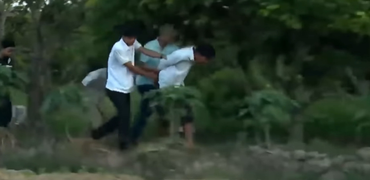 Chí về nhà lấy 2 con dao Thái Lan dắt vào lưng quần, đi đến chợ Đường Thét (thuộc ấp Mỹ Tây 2, xã Mỹ Quý) tìm người có tài sản để cướp. Thấy có người quen ngồi uống rượu trước nhà lồng chợ, Chí vào ngồi chơi. Khi người quen đưa rượu, Chí không uống thì bị Nguyễn Trọng Nghĩa đòi đánh, Chí định lấy dao ra đâm thì được nhiều người can ngăn ra.