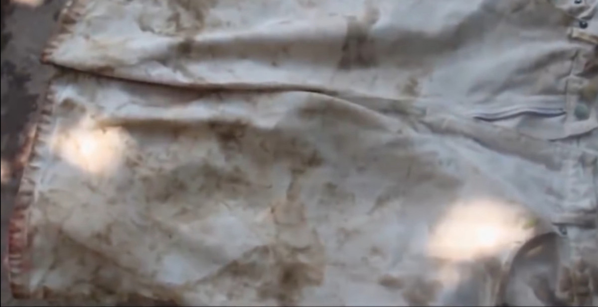 Cơ quan điều tra đã thu giữ được con dao mà Chí sử dụng gây án, truy tìm dấu vết xung quanh nhà nghi phạm, công an phát hiện thêm chiếc quần sọc màu trắng có vết máu mà Chí vứt xuống sông. Với những chứng cứ ban đầu có được, công an xác định Chí là nghi phạm trong vụ án.