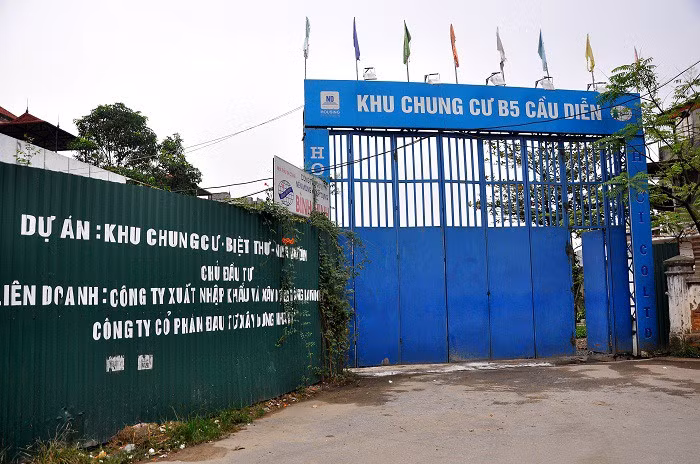 Năm 2008, bà Nga ký hợp đồng với công ty Xuất nhập khẩu và đầu tư xây dựng nhà Hà Nội (HAIC) về thực hiện dự án đầu tư xây dựng công trình khu chung cư và biệt thự nhà vườn tại khu đất B5 Cầu Diễn. Mặc dù chưa được phê duyệt quy hoạch và cấp phép xây dựng nhưng bà Nga chỉ đạo đưa nhiều thông tin sai sự thật để cùng thuộc cấp ký hơn 700 hợp đồng góp vốn, thu hơn 300 tỷ đồng của khách hàng mặc dù không có căn hộ để bàn giao