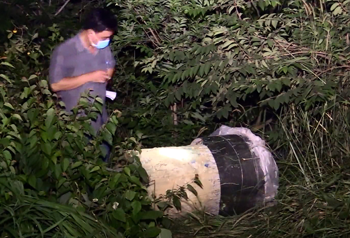 Đến ngày 15/3/2019, Hà siết cổ và chích điện Thành tử vong rồi đưa thi thể nạn nhân vào thùng phuy nhựa đổ bê tông, phi tang.