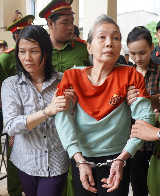 Ngày 15/5/2019, ông Nguyễn Minh Vương đến dọn nhà theo thỏa thuận với khách thuê thì phát hiện 2 thùng nhựa bê tông chứa thi thể bên trong nên báo công an.