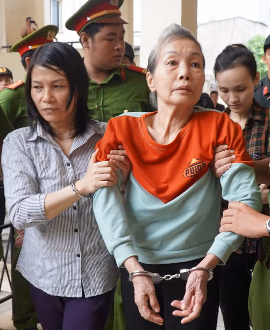 Ngày 15/5/2019, ông Nguyễn Minh Vương đến dọn nhà theo thỏa thuận với khách thuê thì phát hiện 2 thùng nhựa bê tông chứa thi thể bên trong nên báo công an.