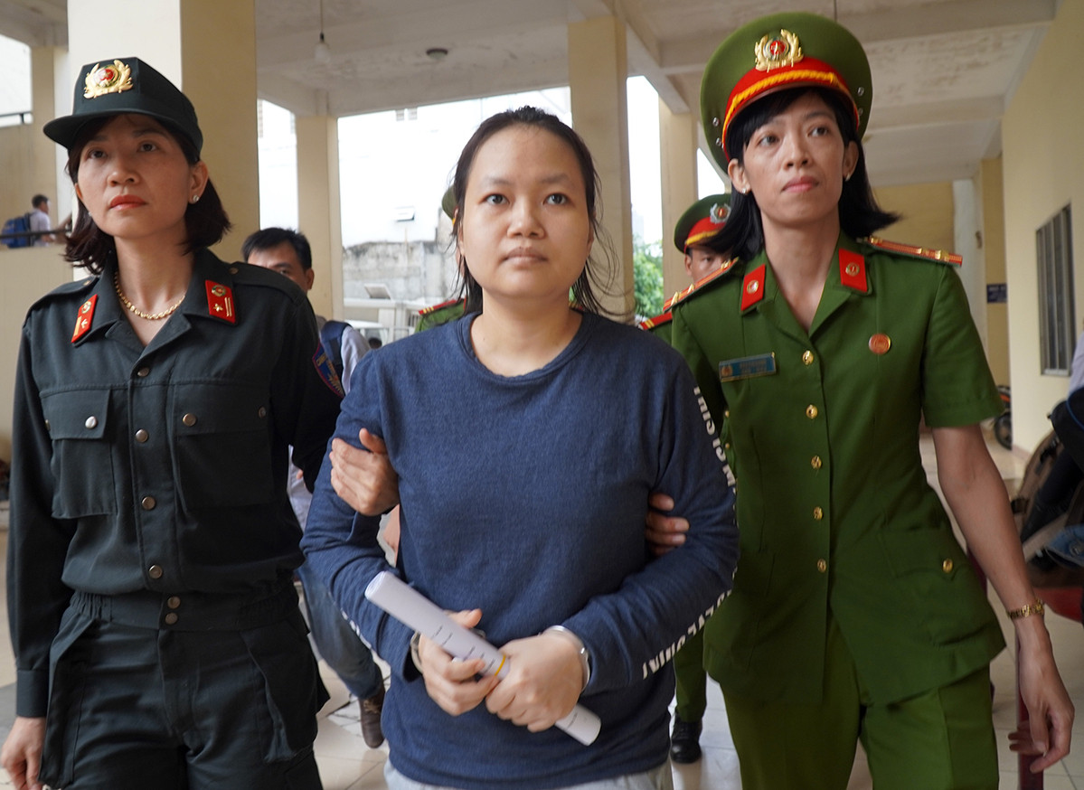 Sau khi phi tang các nạn nhân, nhóm của Hà để hai thùng bê tông trong phòng, đóng cửa rồi cùng nhau rời khỏi nhà đến thuê một khách sạn tại TP Thủ Dầu Một (Bình Dương).