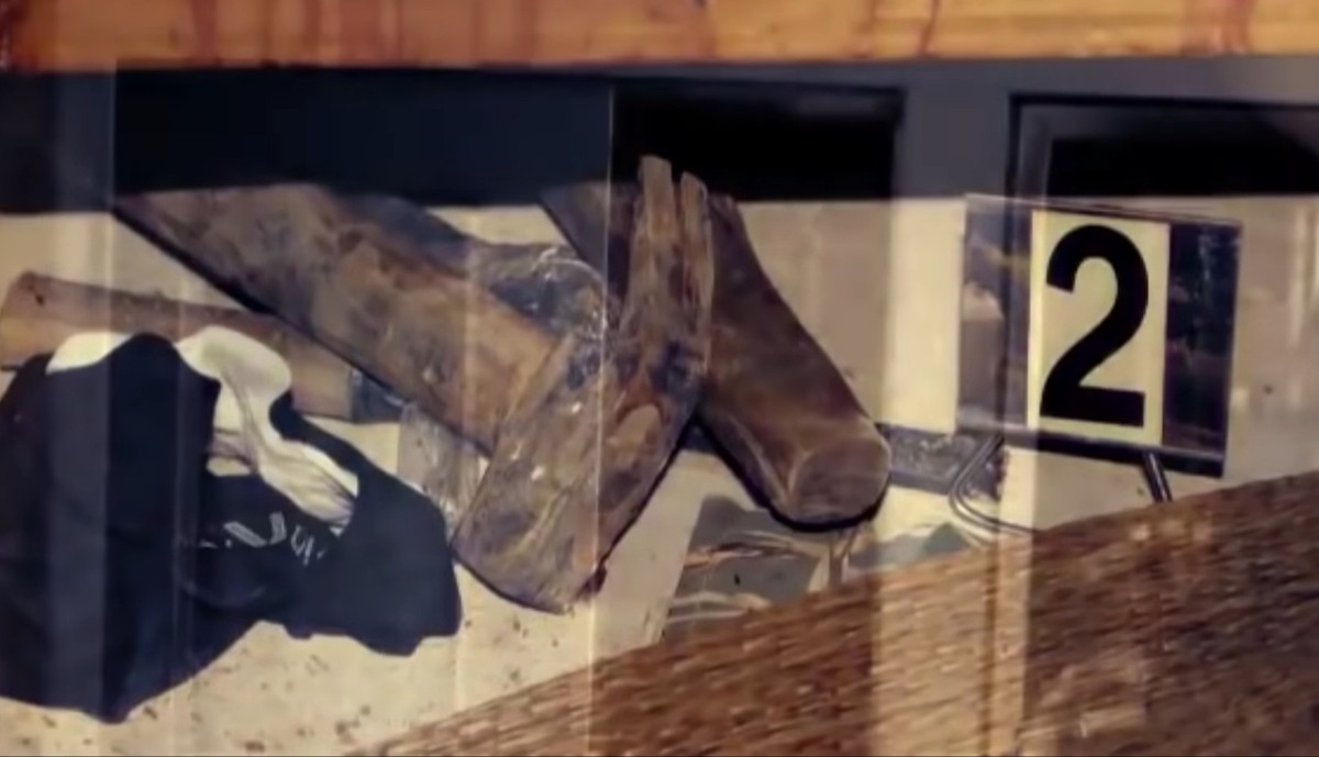 Ngoài ra, chiếc choòng sắt nghi là hung khí gây ra vụ án cũng đã được tìm thấy ngay tại hiện trường.