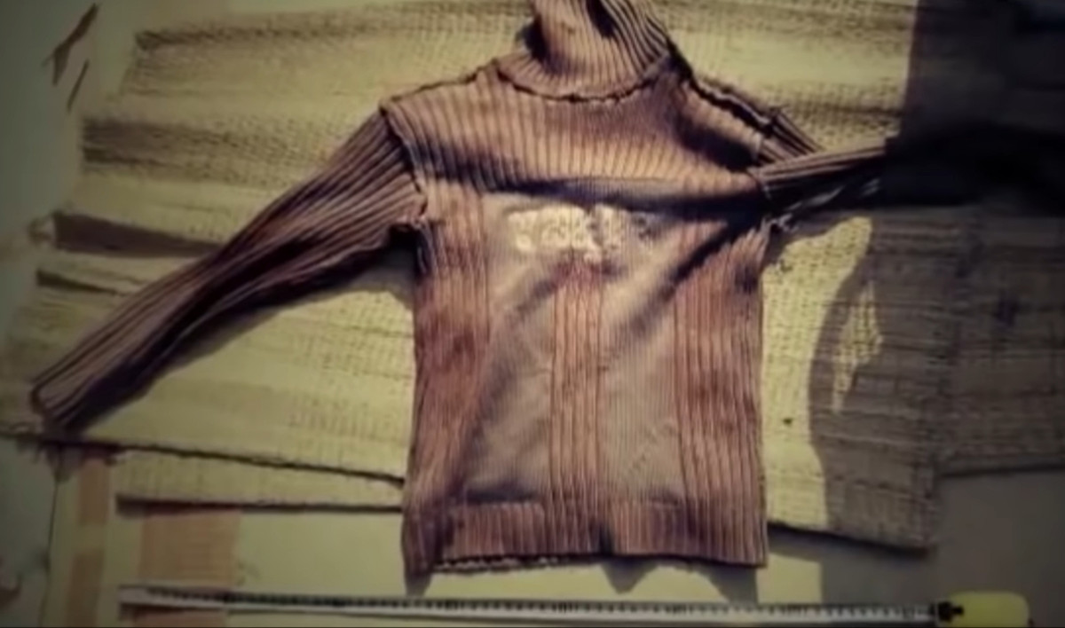 Trong quá trình khám nghiệm hiện trường, cơ quan điều tra phát hiện có một chiếc áo len nam giới với nhiều dấu vết nghi vấn như vết máu. Lúc này, công an đã in chiếc áo này để rà soát với người dân nhằm tìm ra chủ nhân, mở ra một hướng điều tra mới.