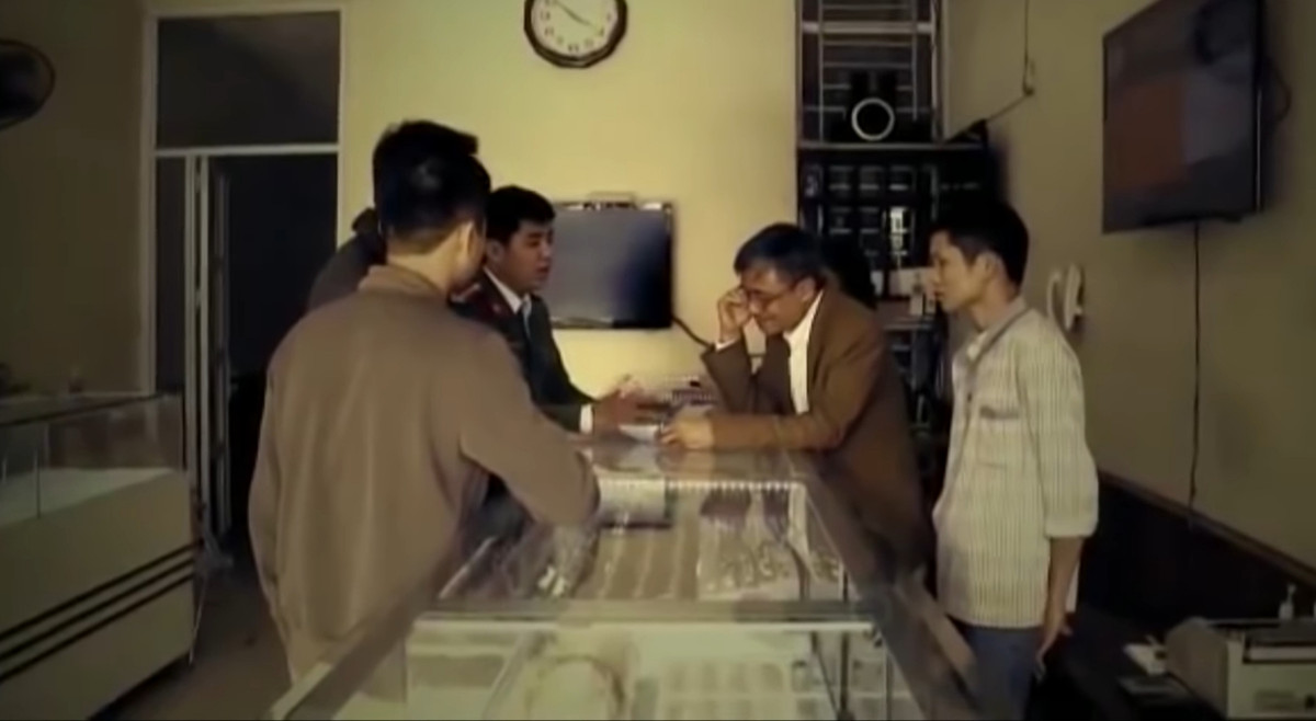 Nhiều mũi công tác của cơ quan công an tỏa đi nhiều nơi để làm rõ các bằng chứng. Trong đó, rà soát các đối tượng tình nghi trên địa bàn, tập trung các đối tượng trộm cướp, nghiện ma túy; xác định tất cả các mẫu ADN; rà soát lại lịch trình của nghi phạm; tập trung truy tìm lần manh mối từ vật chứng...