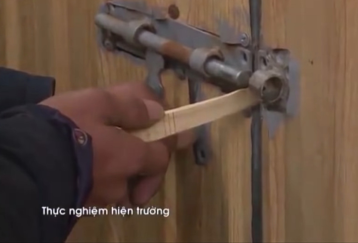 Khoảng 23h cùng ngày, Quảng đi đến nhà chị VA, thấy xung quanh vắng, không có người qua lại, y dùng thanh gỗ cạy cửa, đột nhập vào nhà chị VA, lục soát tài sản, lấy được một chiếc nhẫn vàng, 1 điện thoại di động và hơn 2 triệu đồng. 